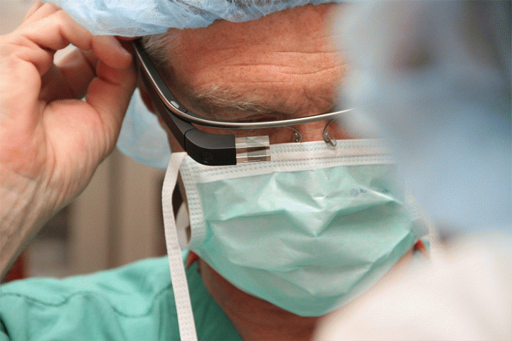 Read more about the article Χειρουργική επέμβαση μεταδίδεται ζωντανά με Google Glass